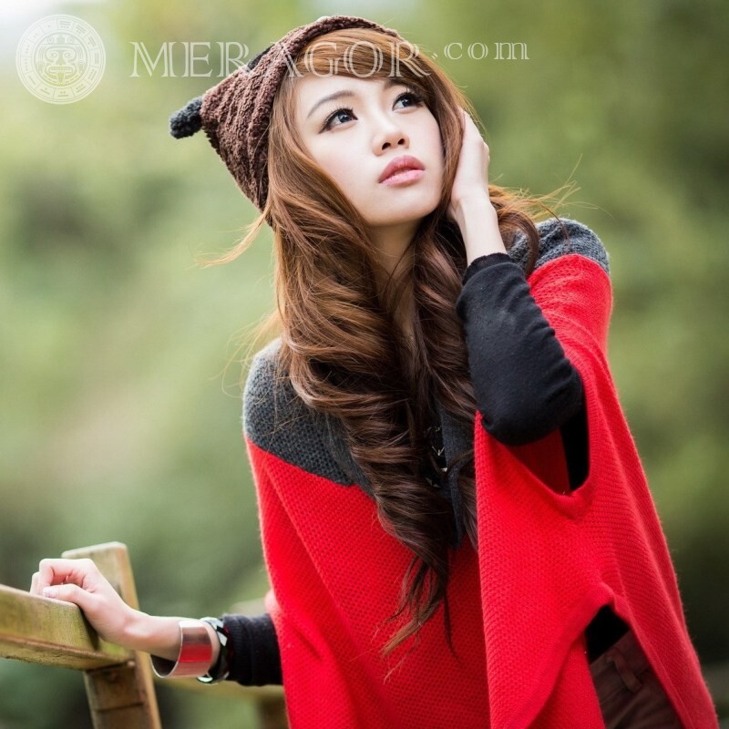 Японская девушка в красном свитере фото на аву скачать Азиаты В кепке, шапке Девушки
