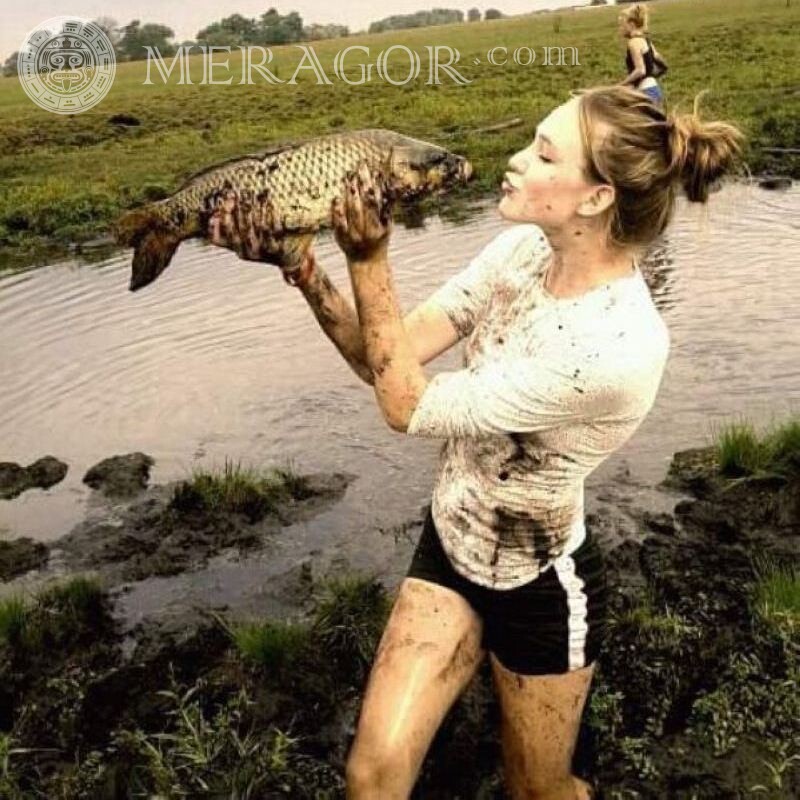 Девушка с рыбой фото на аву скачать Смешные Девушки Летние