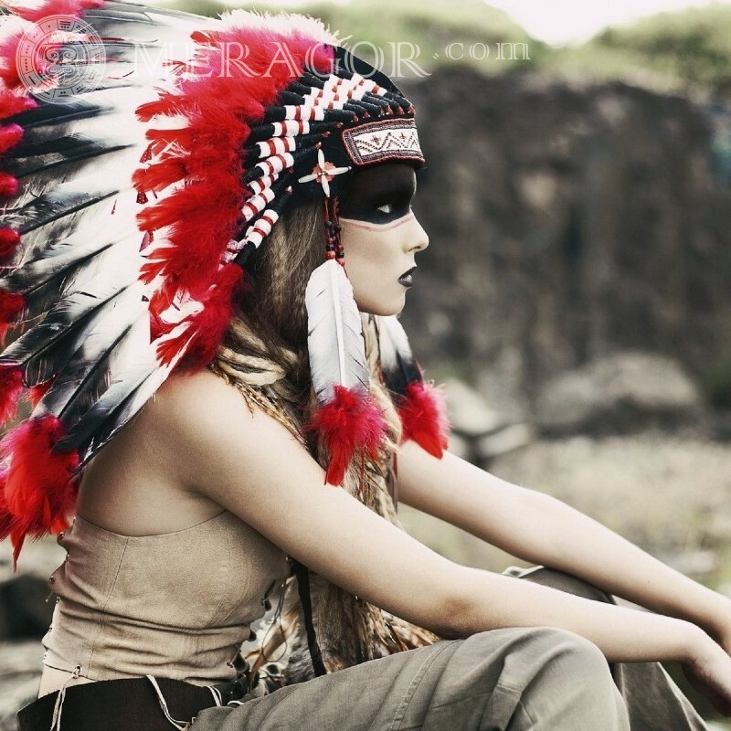Девушка в маске с перьями индейца скачать Девушки В маске Смешные