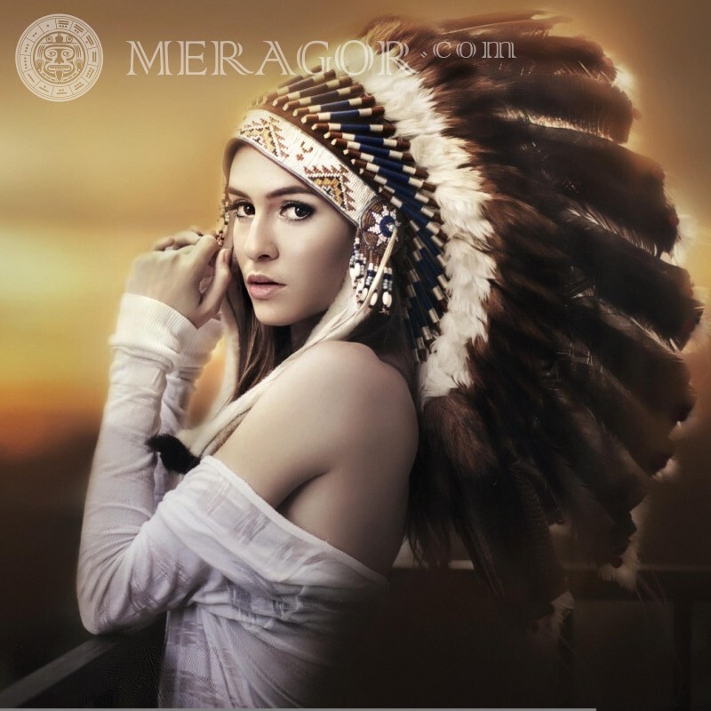Foto de una niña con una corona de plumas en la cabeza Hermosos Niñas adultas Caras, retratos