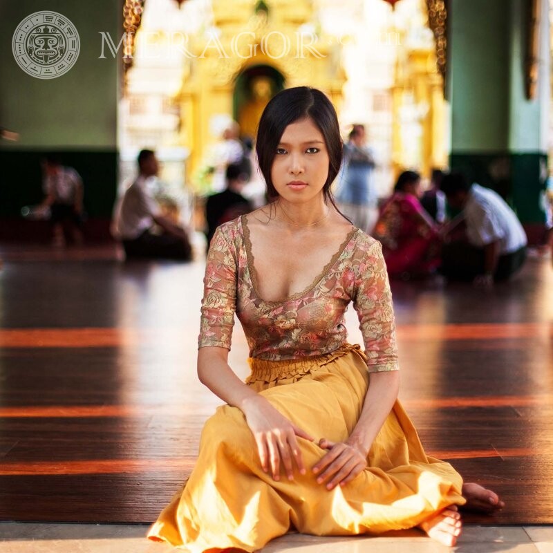 Schöne Frau im Tempel von Nepal Foto-Download für Avatar Asiaten Bruenette In voller Größe