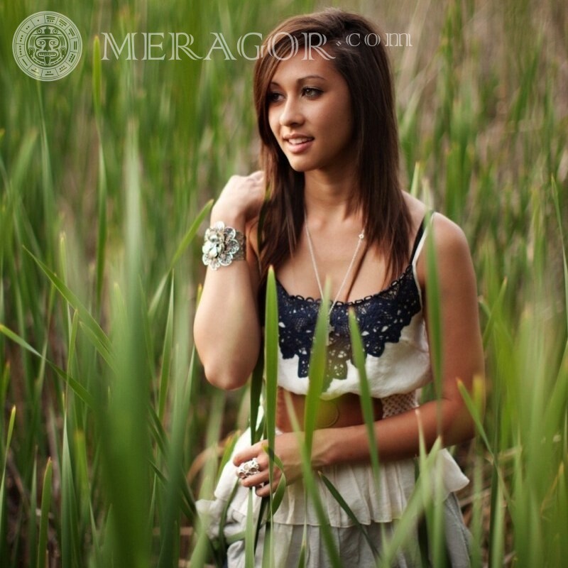 Foto des Mädchens im Feld herunterladen Mädchen Europäer Russen