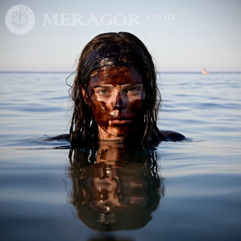 Foto legal de uma garota em um avatar Engraçados No mar
