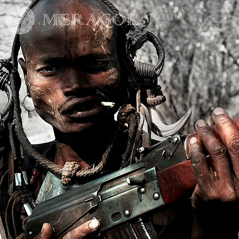 Africano con armas en descarga de avatar Con armas Caras, retratos Divertido