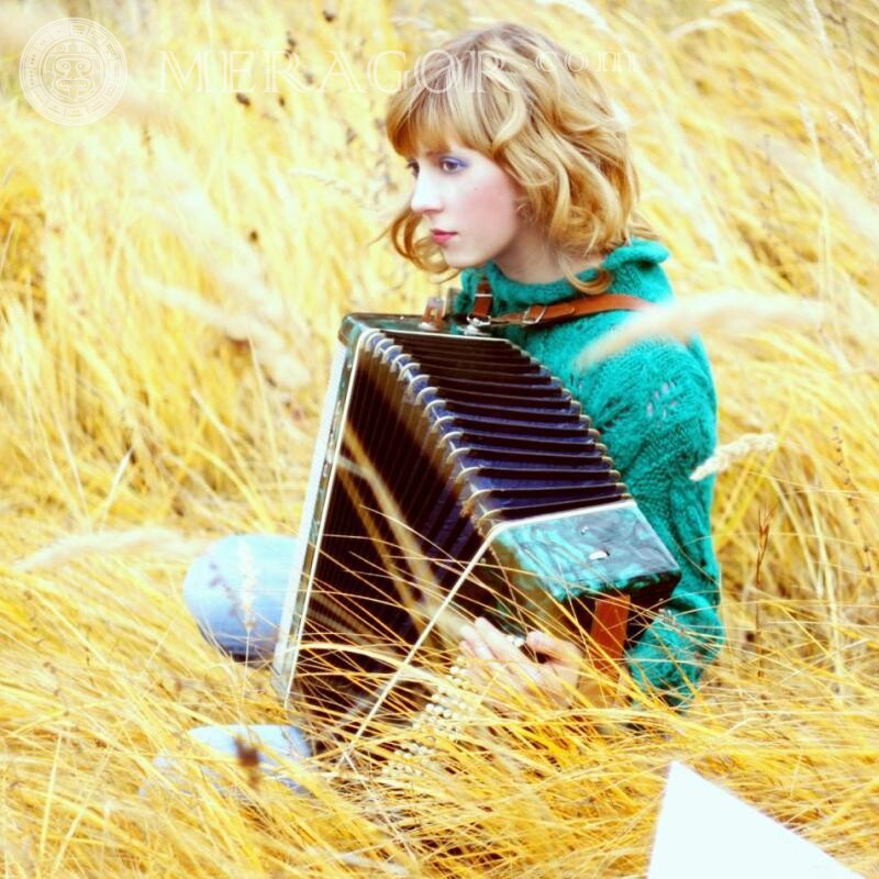 Fille avec photo d'accordéon pour photo de profil Les filles Cheveux L'automne