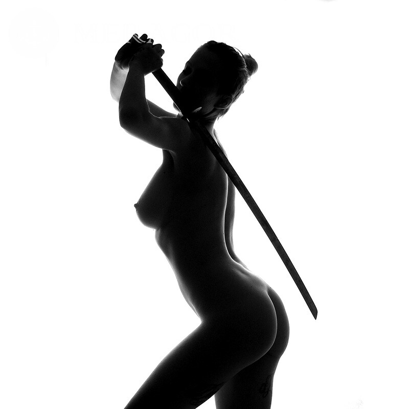 Nacktes Mädchen mit einem Schwert im Profil Silhouette Mit Waffe Erotische