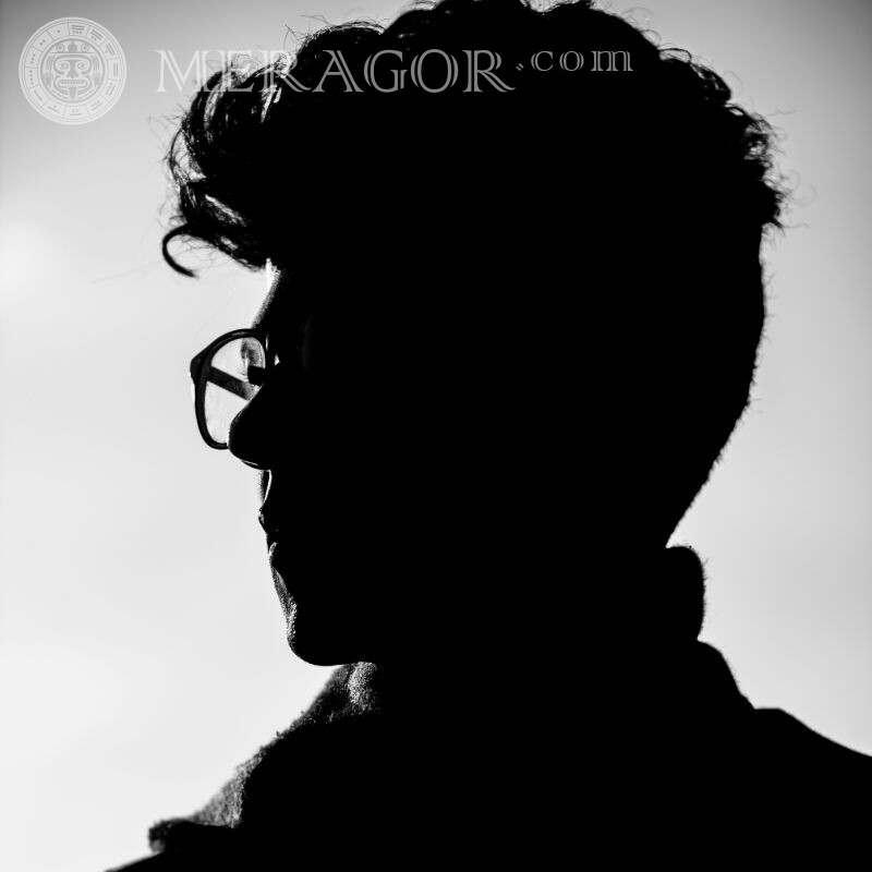 Silueta de un chico con imagen de gafas en un avatar Silueta