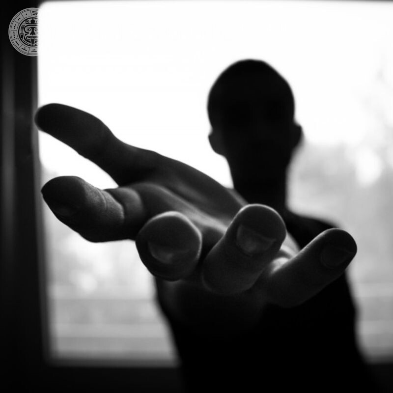 Mann streckt seine Hand Silhouette für Avatar aus Silhouette