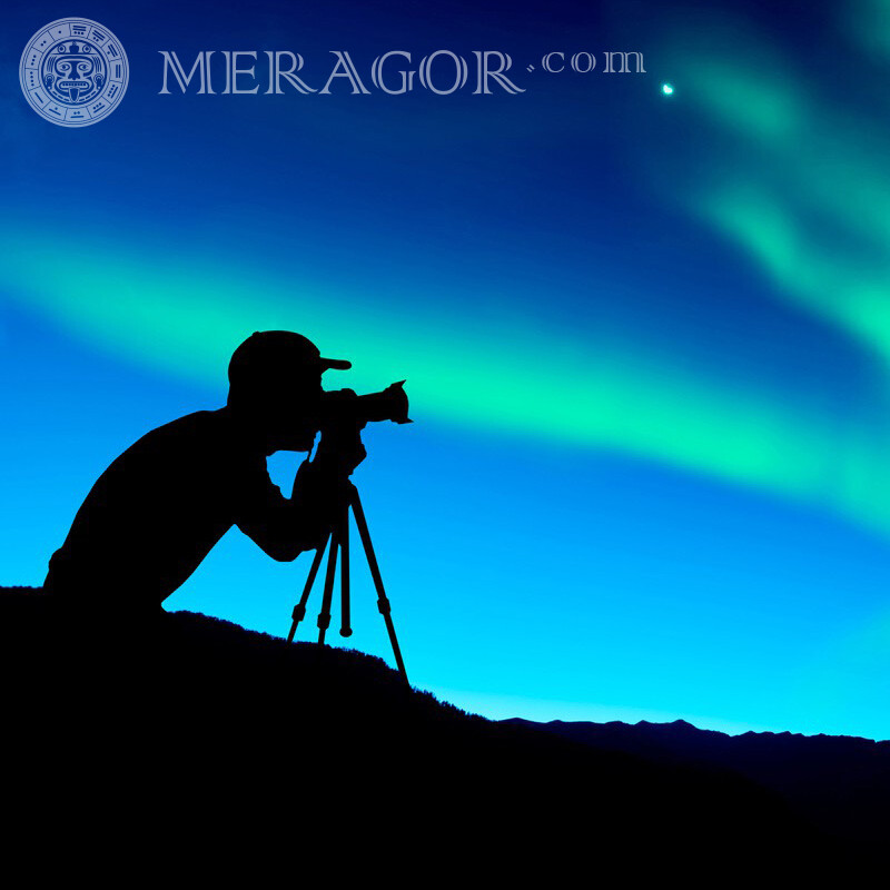 Fotograf in der Kappe auf Profil Silhouette Blaue Technik