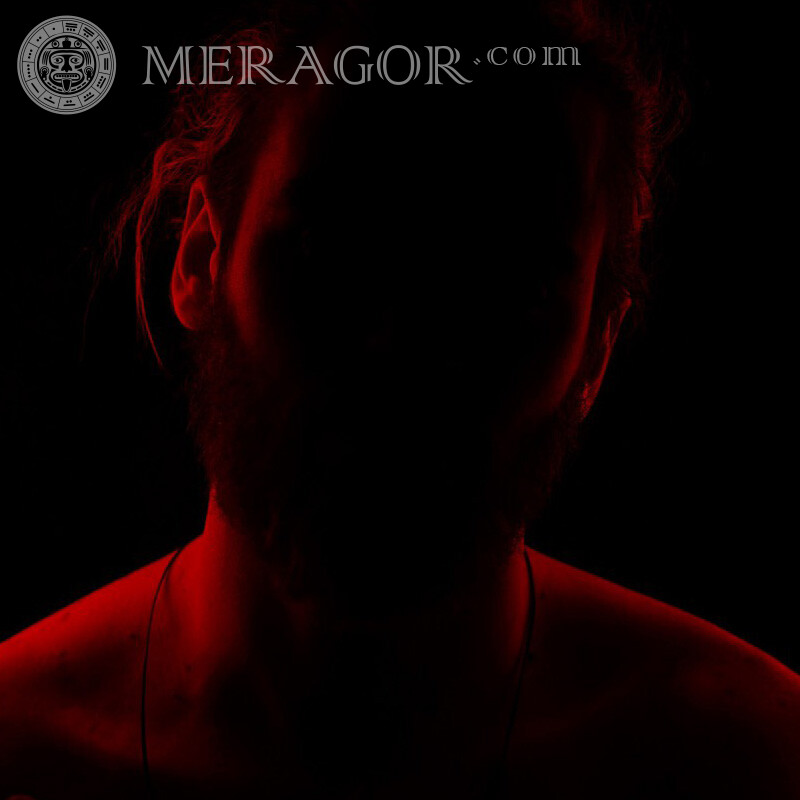 Mann ohne Gesicht im Profil Silhouette Kein Gesicht Rottöne Bärtig