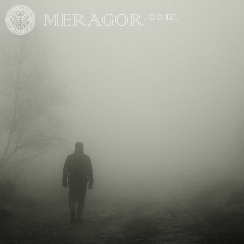 Mann im Nebelbild Silhouette Schwarz-weisse