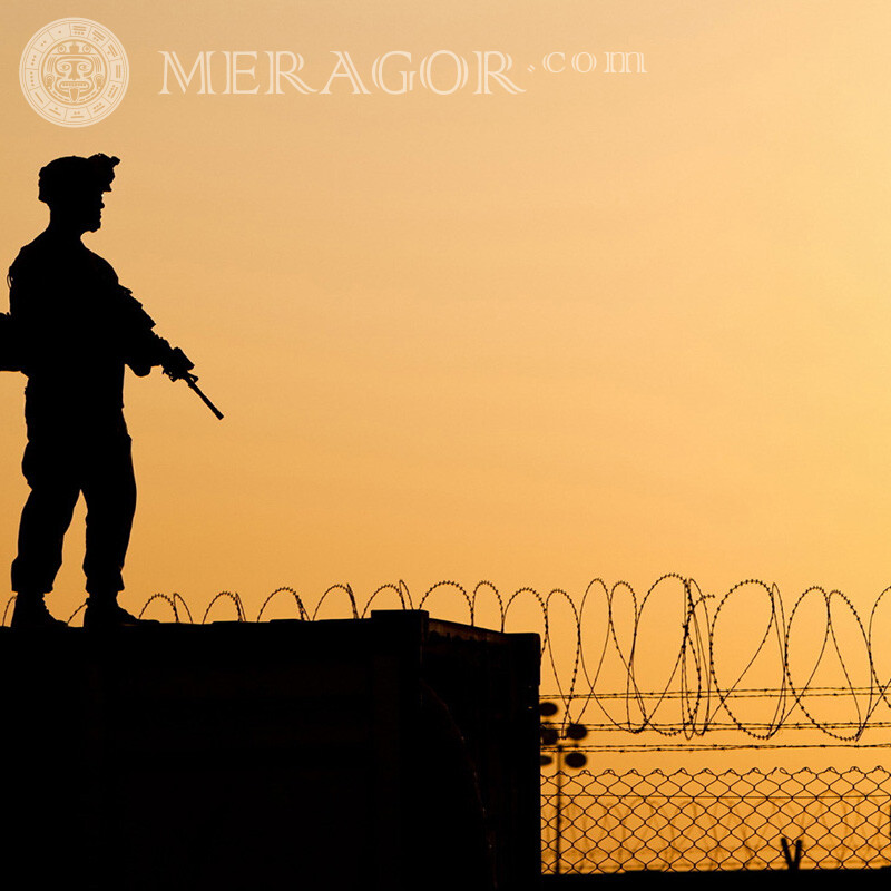 Soldat mit Gewehrstacheldrahtfoto Silhouette Mit Waffe