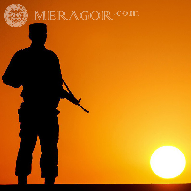 Soldat au coucher du soleil sur la page Silhouette Avec arme