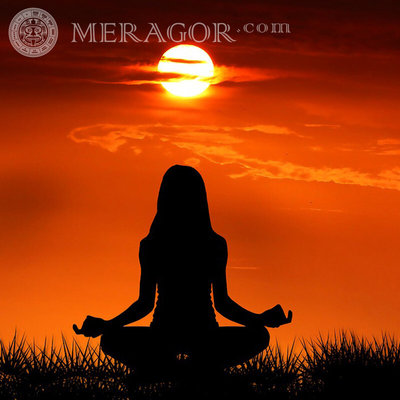 Meditation bei Sonnenuntergang auf der Seite Silhouette