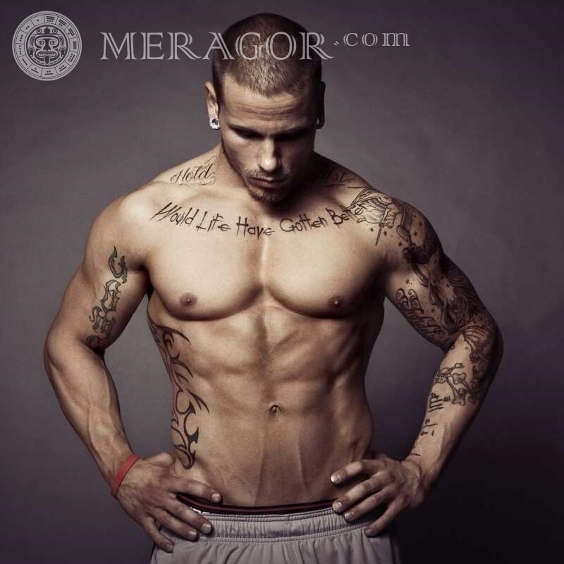 Kerl mit einem Tattoo auf einem Avatar Piercing, Tätowierung Junge Sportliche