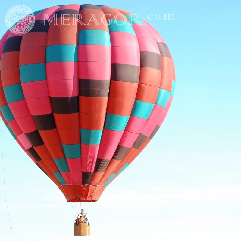 Laden Sie kostenlos ein Foto für einen Mann auf einem Avatar-Ballon herunter Transport