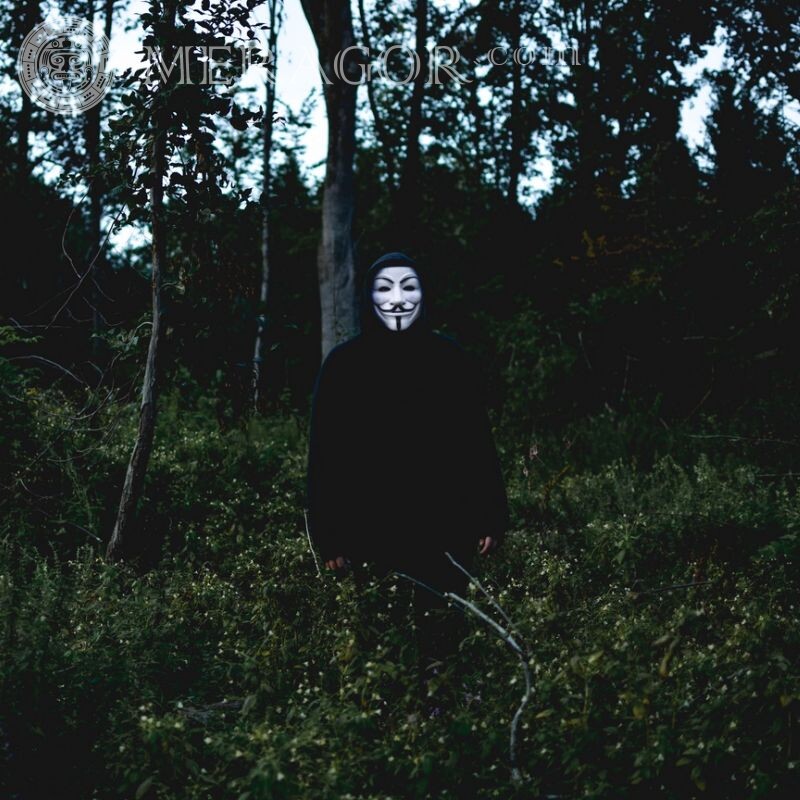 O cara na imagem da máscara em uma capa escura em VK Mascarado Sem rosto Para VK
