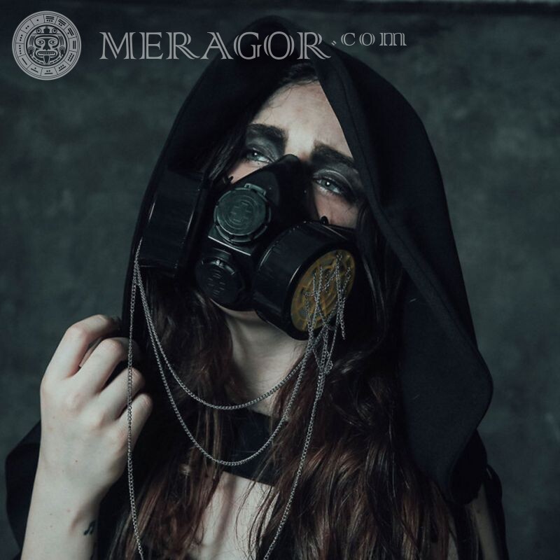 Foto de uma garota com uma máscara de gás para avatar Em uma máscara de gás Sem rosto Na capa