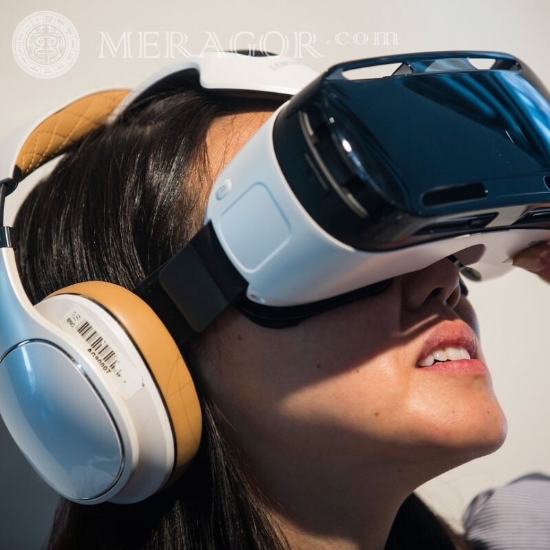 Kopfhörer und Brille VR Avatar Im Kopfhörer Kein Gesicht Bruenette