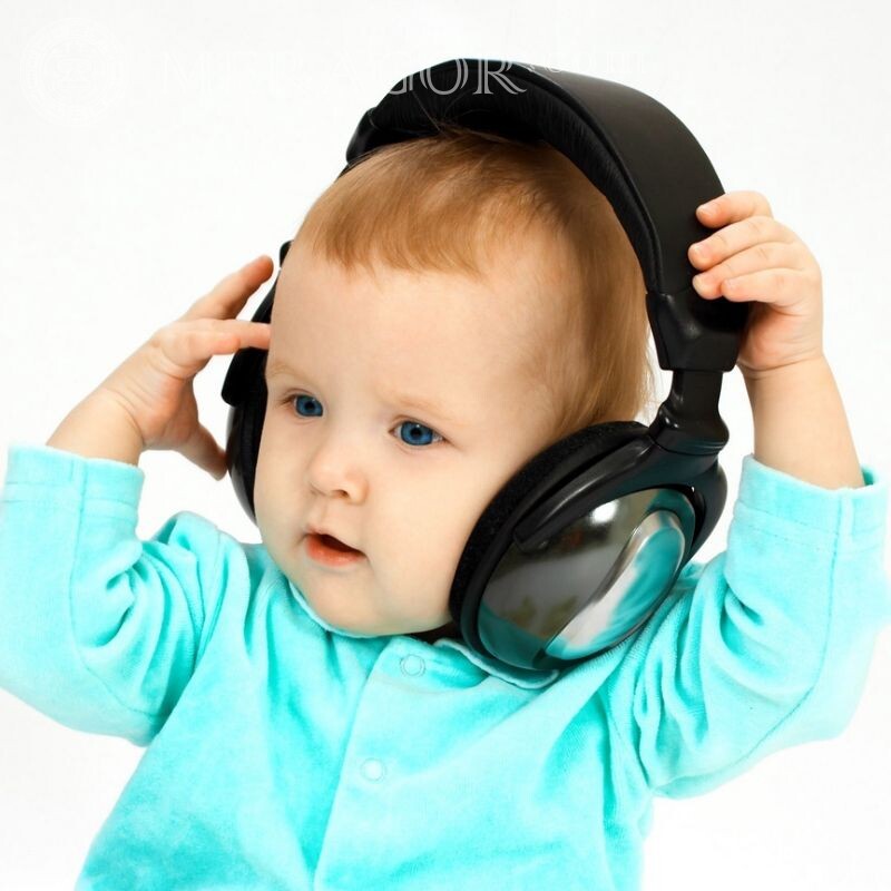 Niño en auriculares en avatar En los auriculares Infantiles Caras, retratos