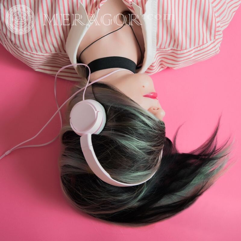 Download picture of a girl in headphones for icon In the headphones Without face Girls