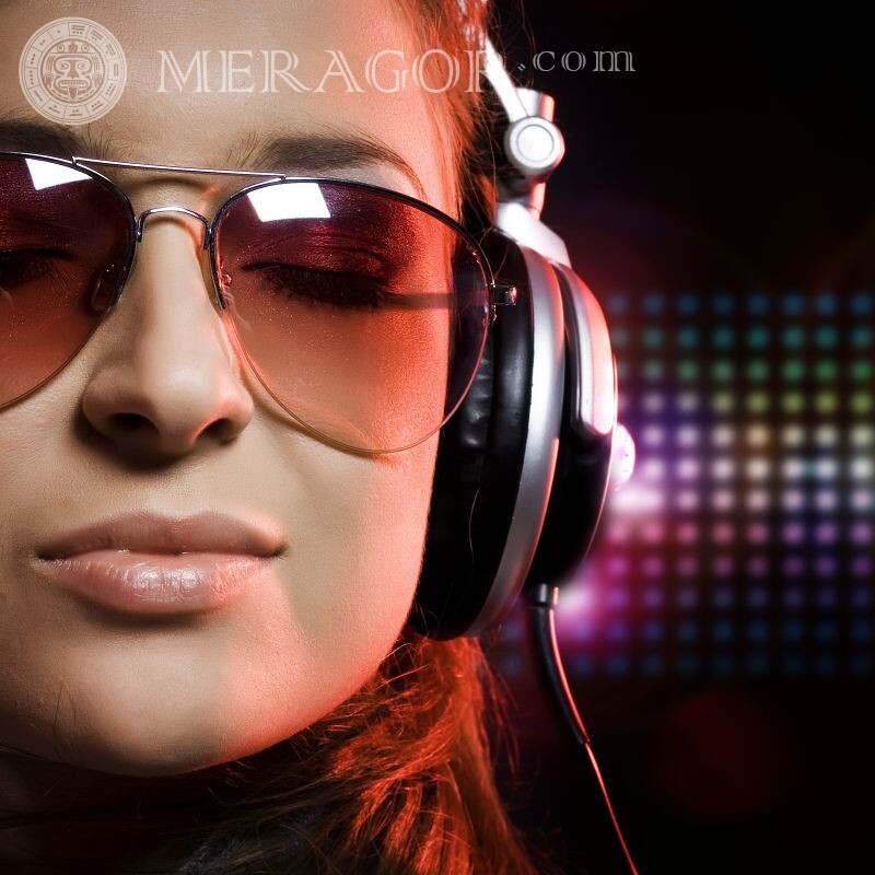 Foto no avatar em fones de ouvido com uma garota Em fones de ouvido Em óculos de sol Meninas adultas
