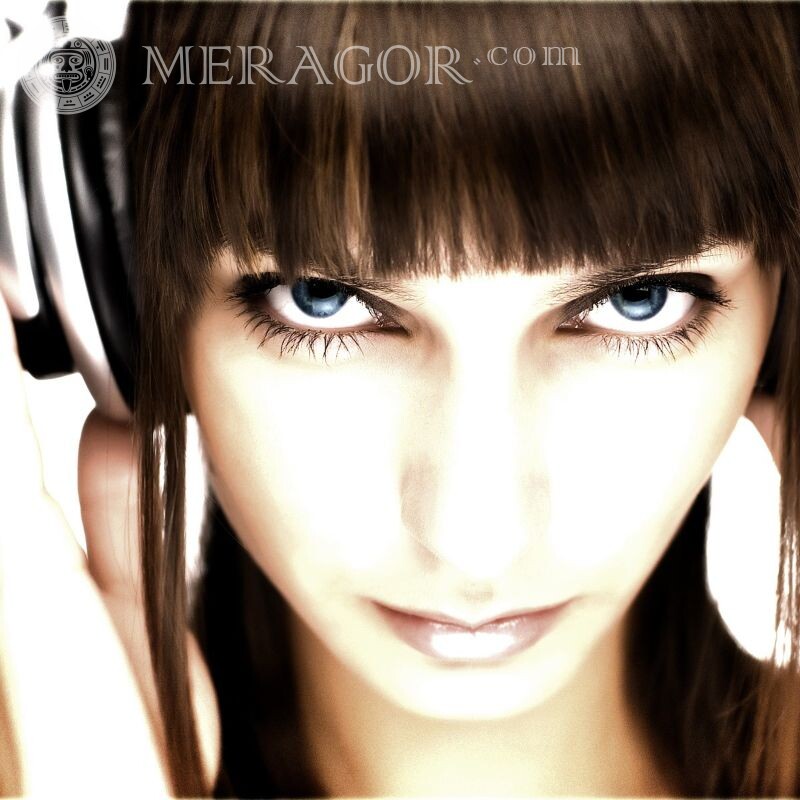 Chica en auriculares avatar hermoso Rostros de chicas Morenas En los auriculares Niñas adultas