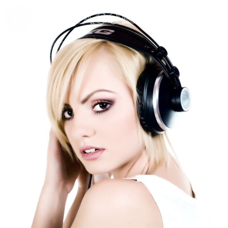 Chica rubia en avatar de auriculares En los auriculares Rubias Niñas adultas