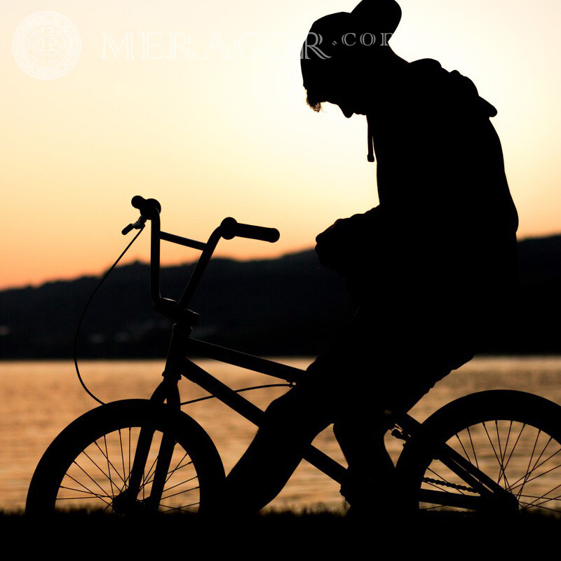 Одинокий велосипедист фото Силуэт Парни