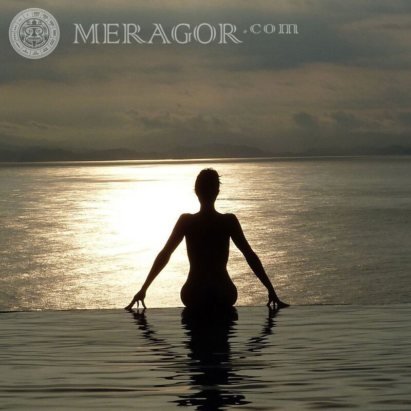 Poolfrau und Meer auf Profil Silhouette