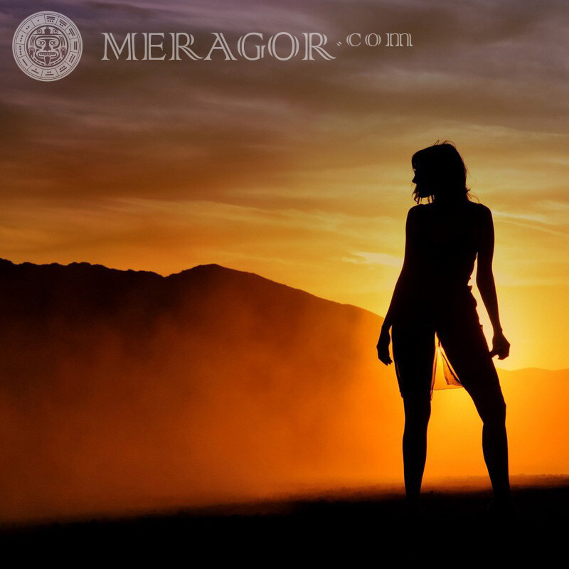 Foto de garota do pôr do sol com névoa de pedras Silhueta