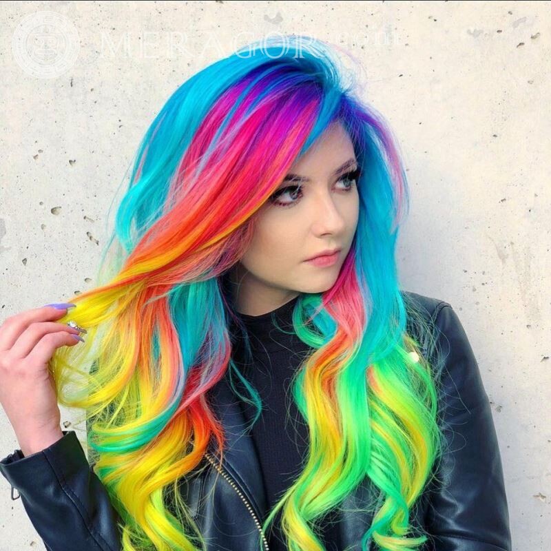 Девушка покрасила волосы в разные цвета